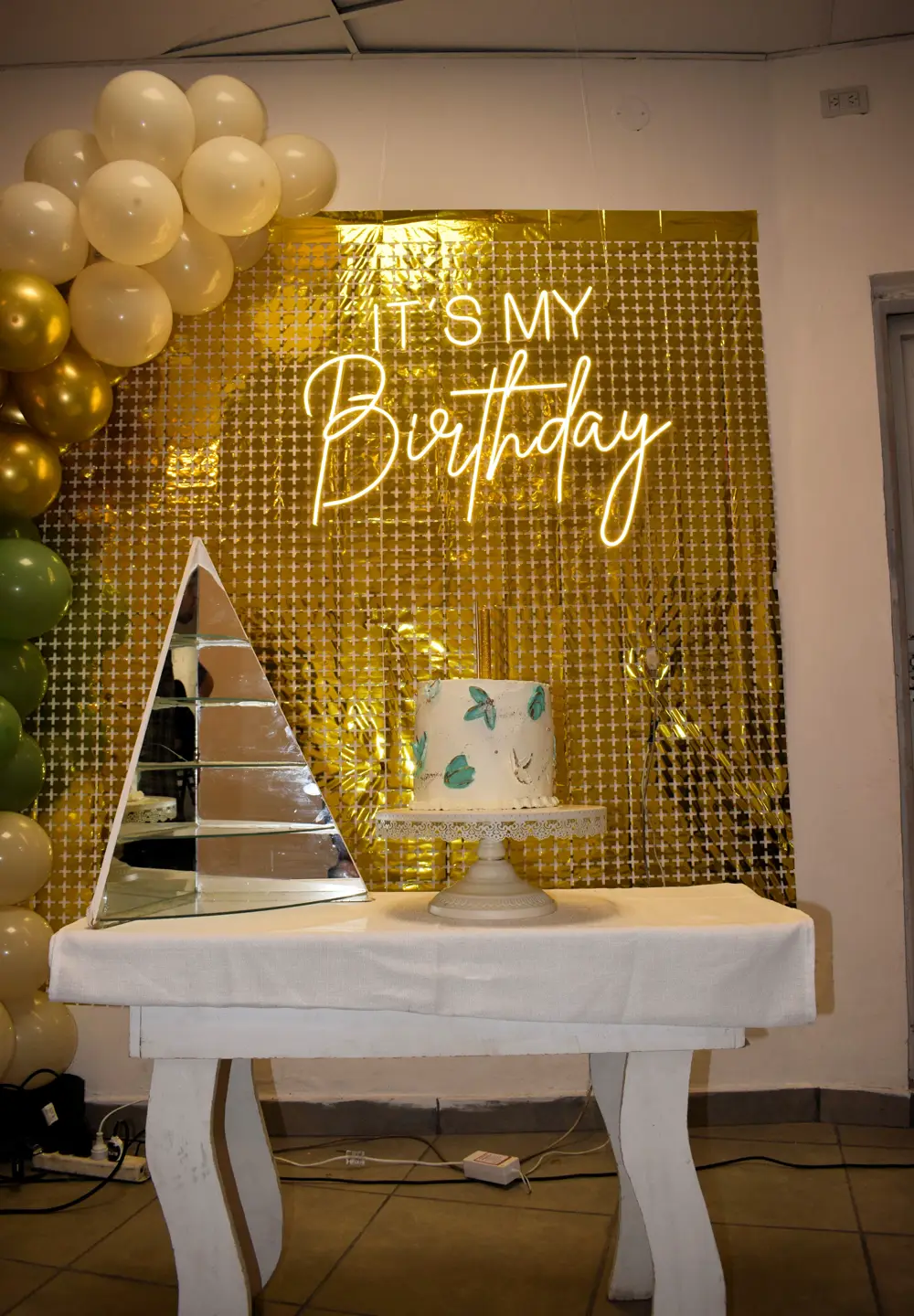 Cumpleaños con fondo dorado