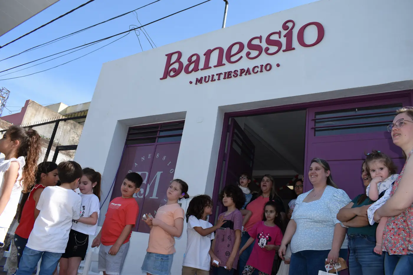 Chicos llegando a un cumpleaños