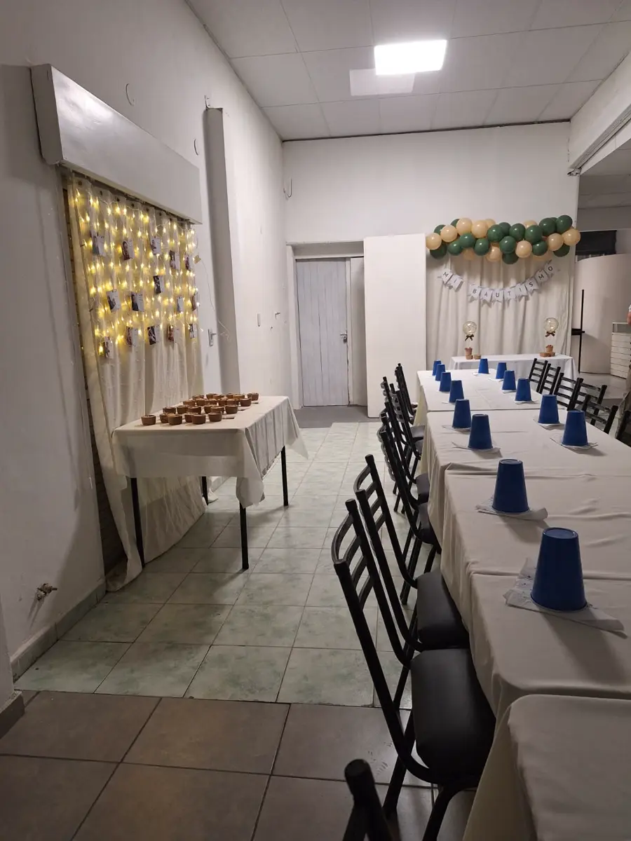 El salón armado con mesas largas